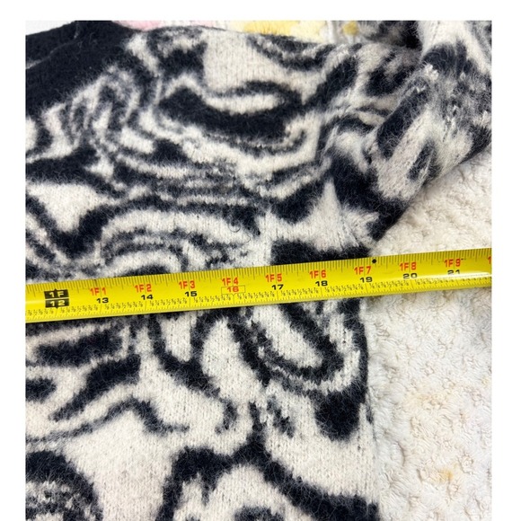 SO Goods For Life Zebra Print Pullover Sweater Women's Large Knit Cozy - Picture 5 of 9